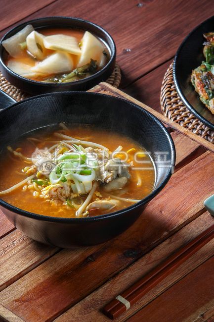 Oysters,oyster dishes,raw oysters,Tongyeong raw oysters,Tongyeong oysters,Yeosu oysters,Yeosu raw oysters,ramen,oyster ramen,Tongyeong oyster dishes,Yeosu oyster dishes,spicy ramen,delicacy,food,Korean ramen,ramen dishes,hangover,hangover