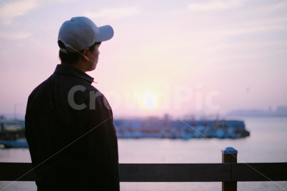 오이도,친구,해질녘,노을,선셋,우정,의리,사람,인물,인간,human,person,남성,남자,man,male,감정표현,기분,feeling,emotion,고독함,외로움,쓸쓸함,우울함,슬픔,lonely,solitary,감성,sensible
