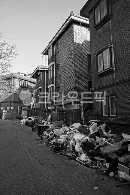 redevelopment,Uiwang city,Multifamily housing,Demolition,house,building,trash,Naesonda Station,alley,Grayscale,abandoned house,redevelopment area