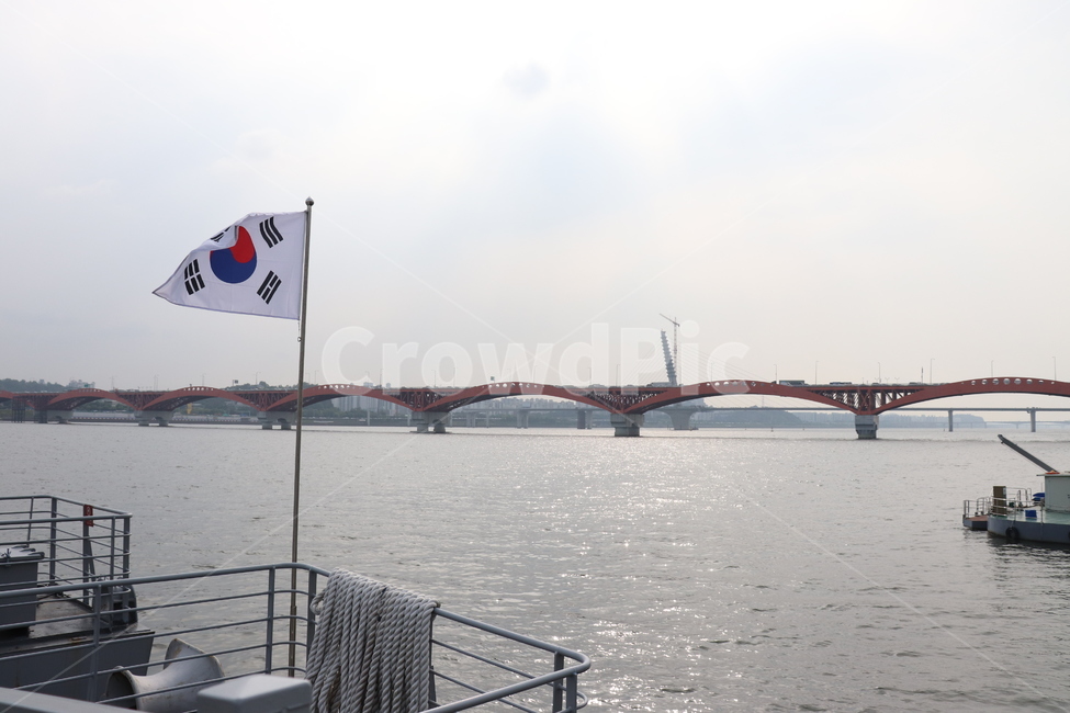 태극기,마포대교,서울함,한강,바람