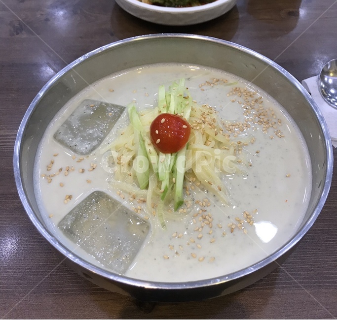 콩국수,토마토,콩국수면,방울토마토,오이,얼음,식사,콩국수국물,깨,그릇,koreanfood,beannoodles,cucumber,tomato,인천,한국,음식,식재료,요리,food,cook,meal,dishes,food reserves,면류,면요리,noodles,한식,한국음식,한국요리,korean food,korean dishes,korean meal,korean cook