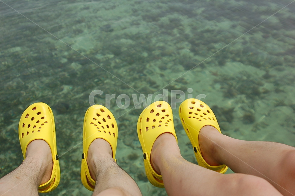 부부,신발,쌍둥이,짝,노란신발,동행,다리,여름,계절,summer,season,사람,인물,인간,human,person,신체일부,몸,body,여행,휴가,traveling,vacation,trip