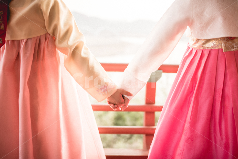 한복,우정,뒷모습,추석,설날,명절,친구,손,hanbok,friendship,back,저고리,한복,한국전통의상,hanbok,korean traditional clothes,사람,인물,인간,human,person,여성,여자,woman,female,lady,친구,우정,friendship,companion,감성,sensible,feeling
