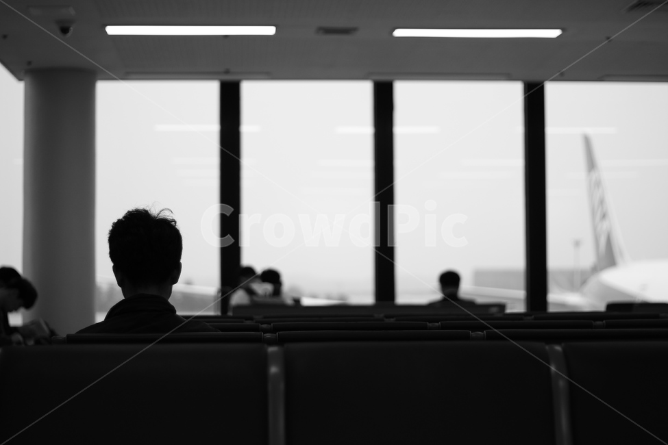 공항,비행기,airport,기다림,의자,역광,plane,사람,인물,인간,human,person,흑백,모노톤,monochrome,black and white