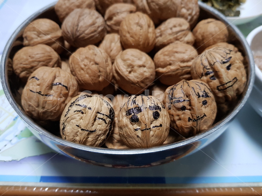 호두,가족,얼굴,대보름,부럼,음식,식재료,요리,food,cook,meal,dishes,food reserves,콩류,견과류,beans,pulse,nuts,dry fruits