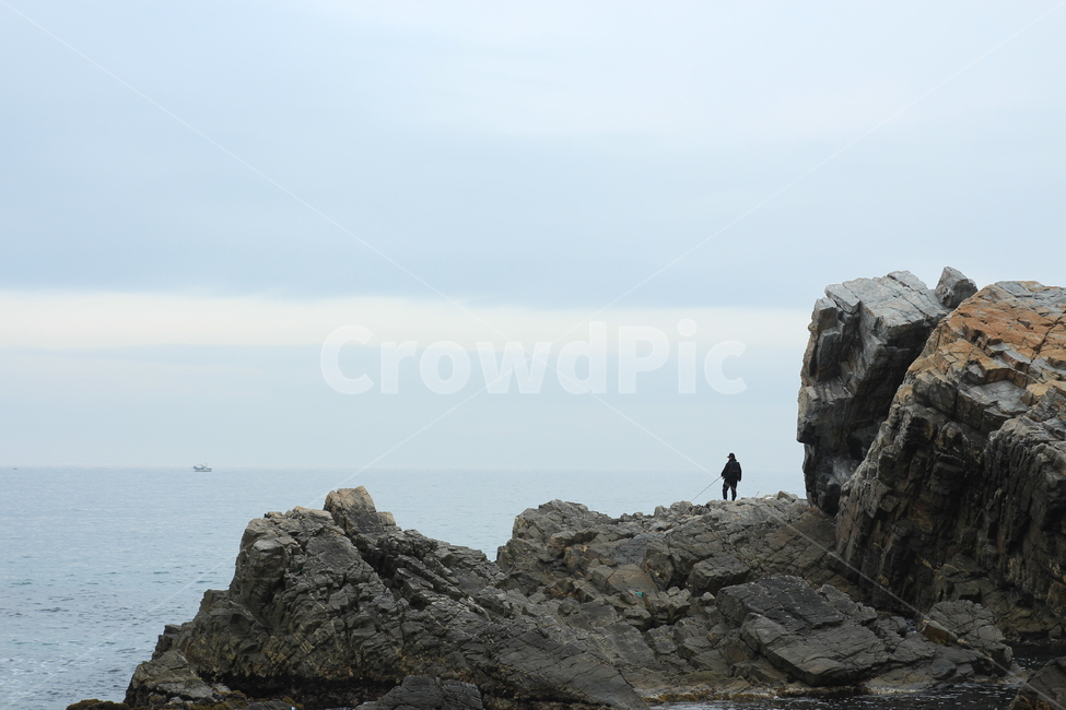 promontory,곶,person,사람,human,인간,outdoors,옥외,nature,자연,cliff,낭떠러지,낚시