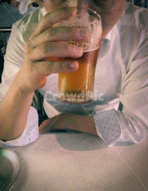 맥주,생맥주,거품,손가락,술,친구,사람,인물,인간,human,person,남성,남자,man,male,술,주류,alcohol
