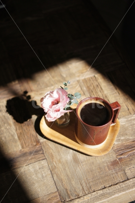 카페,커피,아메리카노,꽃,소품,봄날,여유,빛,그림자,커피,카페,coffee,cafe