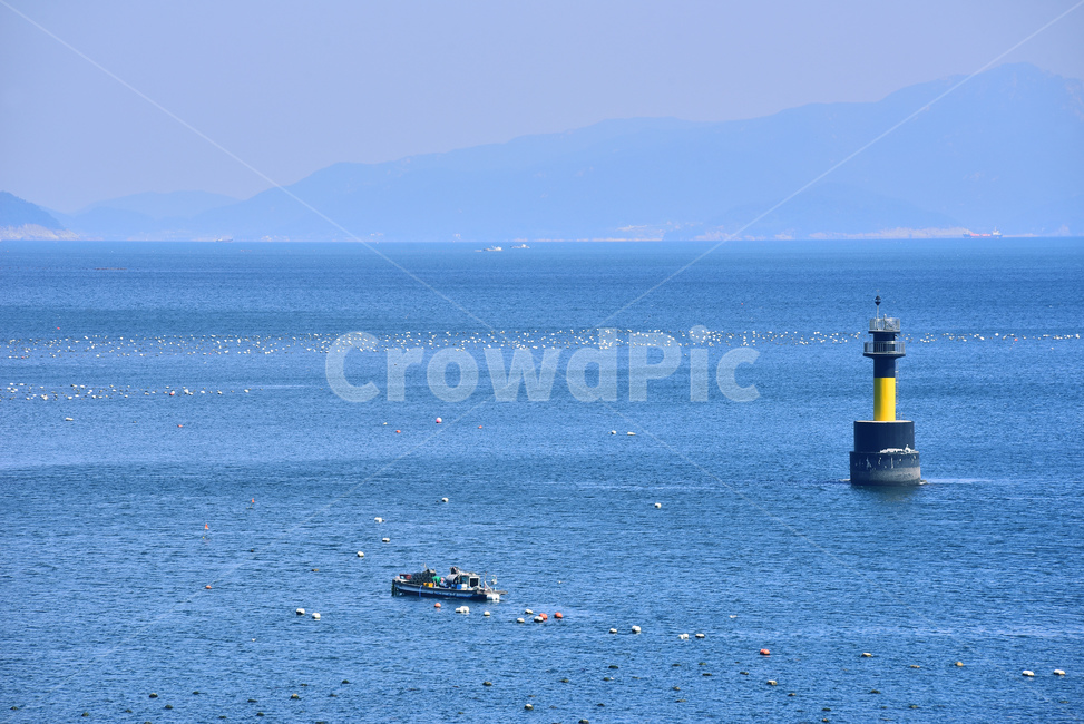 바다,등대,무인등대,어선,남해,water,물,ocean,대양,연안,sea,coast,해안선,shoreline,자연,outdoors,옥외,nature,해상국립공원,푸른바다,하늘,구름,파랑색,블루톤,물결,배경,바탕,백그라운드,background,한국자연경관,lighthouse,고깃배,고기잡이어선,어업,건축물,등대,lighthouse,어업,fishery,fishing industry