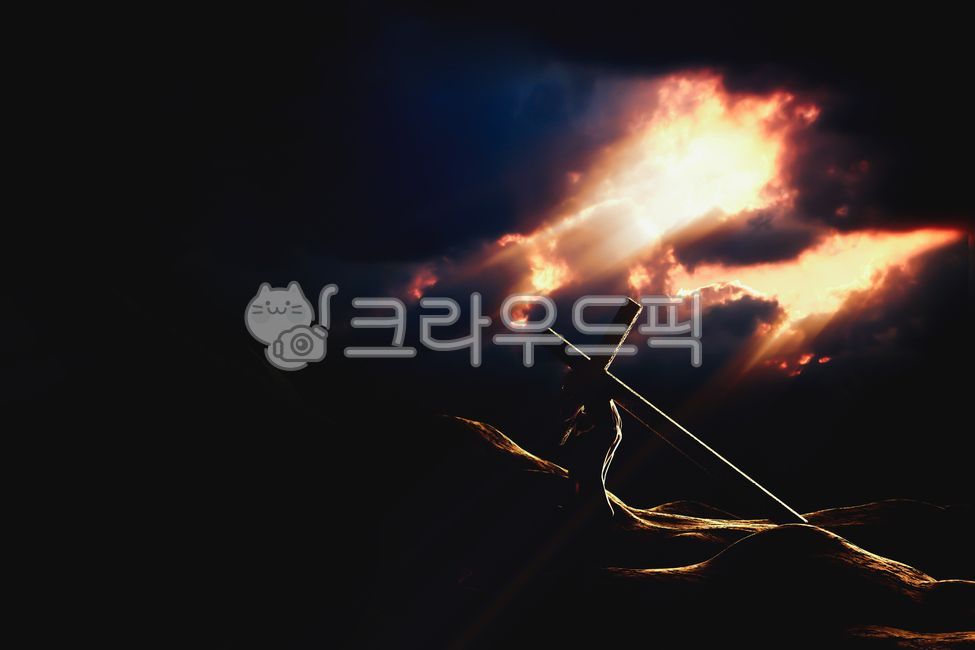 종교,십자가,예수그리스도,하나님,예수님,고난,고통,죽음,부활,희생,믿음,신앙,골고다,언덕,교회,거룩한,성당,기독교,천주교,노을,배경,하늘,구름,빛,태양,광선,먹구름,폭풍,복음,선교,예배,기도,은혜,성령,보혈,묵상,성탄절,부활절,실루엣,상징,성경,속죄,장엄한,어두운,자연,산,신비로운,사순절,고난주간,피