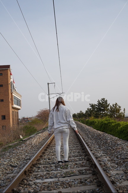 기찻길,여자,뒷모습,하얀옷,하늘,사람,인물,인간,human,person,여성,여자,woman,female,lady,여행,휴가,traveling,vacation,trip