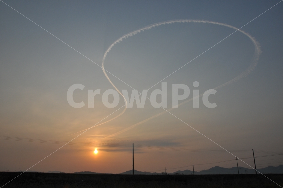노을,석양,비행기행적,감성,느낌,전구,구름,자연,풍경,nature,landscape,outdoors,옥외,sky,하늘,dusk,황혼,dawn,새벽,red sky,붉은 하늘,sunset,일몰
