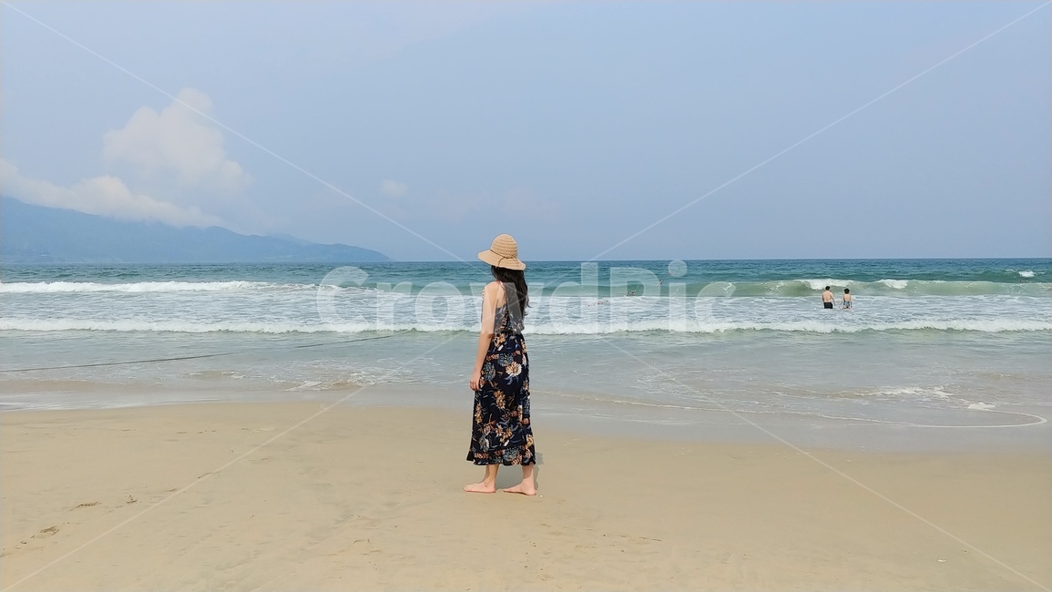 해변,바닷가,바다,여자,뒷모습,뒤태,파도,사람,여성,휴가,푸르다,파랑,하늘,파란색,모자,풍경,해외여행,해외,다낭,미케비치,blue,감성,여행,평화,해변,바다,beach,sea,사람,인물,인간,human,person,여성,여자,woman,female,lady,여행,휴가,traveling,vacation,trip