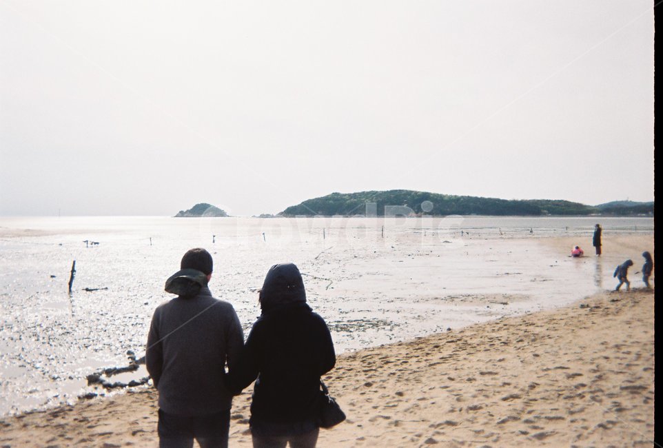 뒷모습,부부,바다,겨울바다,팔짱