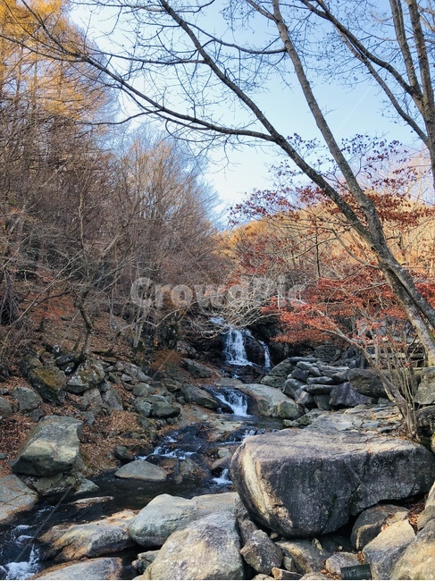 가을풍경,가을산,단풍놀이,폭포,가을폭포,가을,계절,fall,autumn,season,자연,풍경,nature,landscape,water,물,outdoors,옥외,rubble,파편,tree,나무,plant,식물