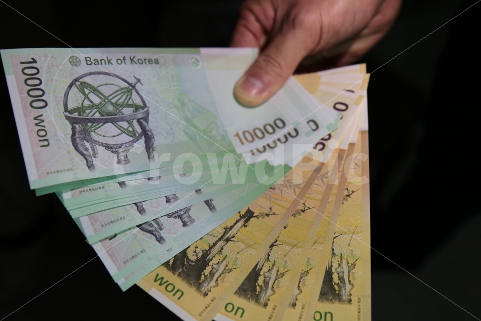 돈,지폐,현금,금융,은행,지불,한국돈,만원,오만원,종이돈,누끼,banking,money,산업,경제,한국,원화,한국은행,화폐,사람,인물,인간,human,person,연출,컨셉,콘셉,direction,concept,금융,돈,finance,banking,money