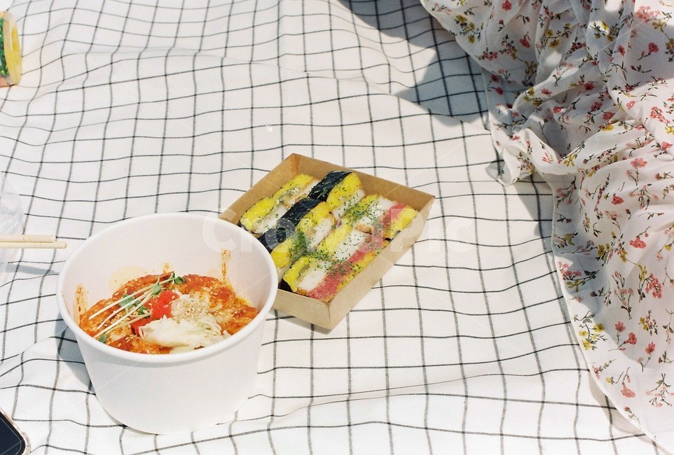음식,김밥,피크닉,소풍,감성,필름사진,돗자리,도시락,여행,휴가,traveling,vacation,trip,음식,식재료,요리,food,cook,meal,dishes,food reserves,감성,sensible,feeling,휴식,힐링,rest,relaxation,healing