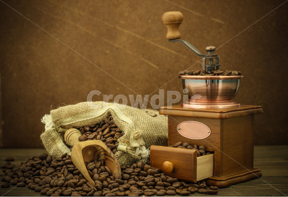 close up,coffee sack,black,hand mill,coffee bag,coffee grinder,grindstone,coffee beans,cafe,coffee,spoon,fresh,wooden spoon,Caffeine,object