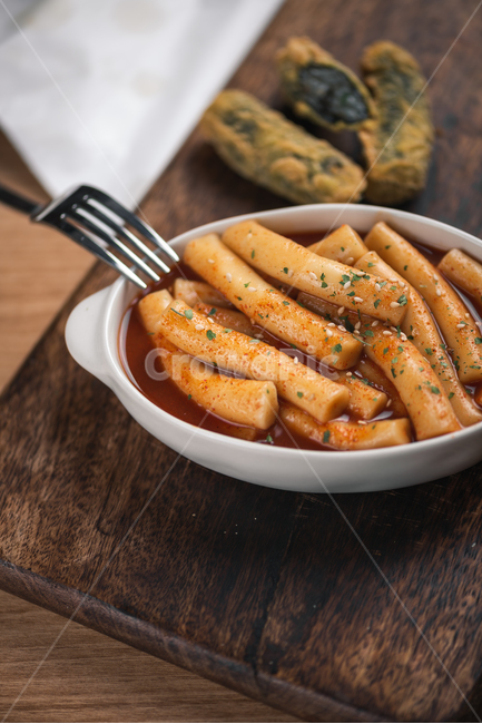 떡볶이,김말이,김말이튀김,매운떡볶이,떡보끼,스낵,분식,tteokbokki,stirfriedricecakes,가래떡,매콤한,매운,참깨,포크,나무도마,음식,식재료,요리,food,cook,meal,dishes,food reserves,한식,한국음식,한국요리,korean food,korean dishes,korean meal,korean cook