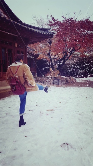 Koreanstyle building,korea,Hanok,winter,back,snow field