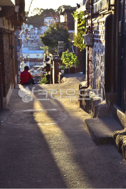 골목길,노년,외로움,고독,쓸쓸함,장년,실버세대,노인문제,노인,언덕길,뒷모습,그림자,재개발지역,주택가,집,하우스,건축물,건물,길,도로,human,인간,person,사람,돌담,혼자