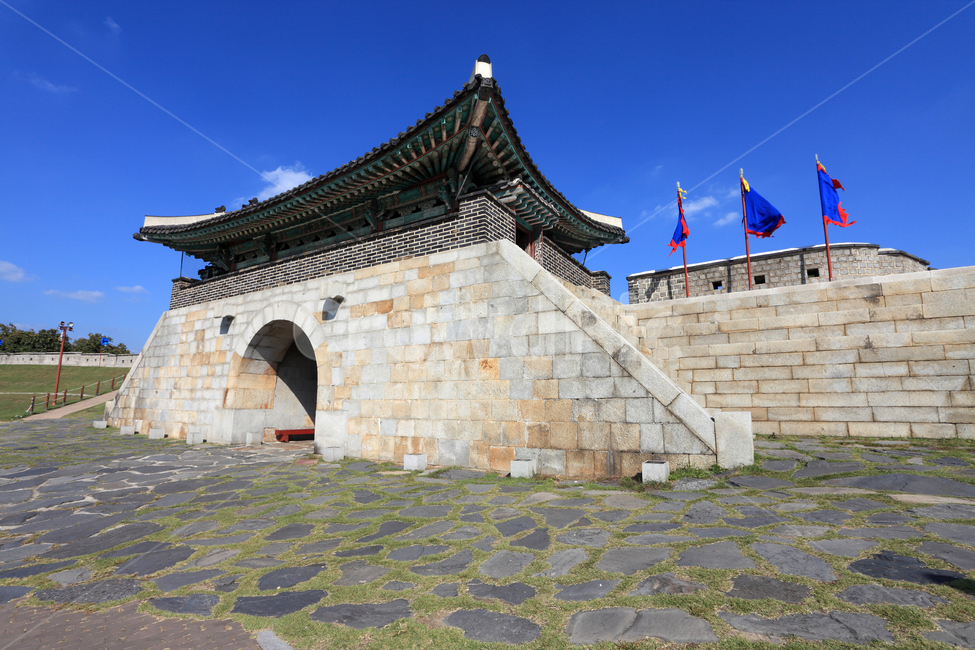 창룡문,수원화성,수원성,수원,화성,문,성문,성,성곽,사적,문화재,풍경,하늘,바닥,공간,누각,망루,건축,건축물,건물,전통건축,전통건축물,전통,한국전통,유적,유적지,명소,유네스코,세계문화유산,문화유산,세계유산,배경,백그라운드,고건축,조선,조선시대,관광지,문화,역사,수원시,경기도,한국,한국전통,한국문화,korean traditional,korean culture,랜드마크,landmark,tourist attraction,한국랜드마크,한국관광지,한국명소,korea landmark,korea tourist attraction,건축물,건물외관,exterior,building,structure,architecture,construction
