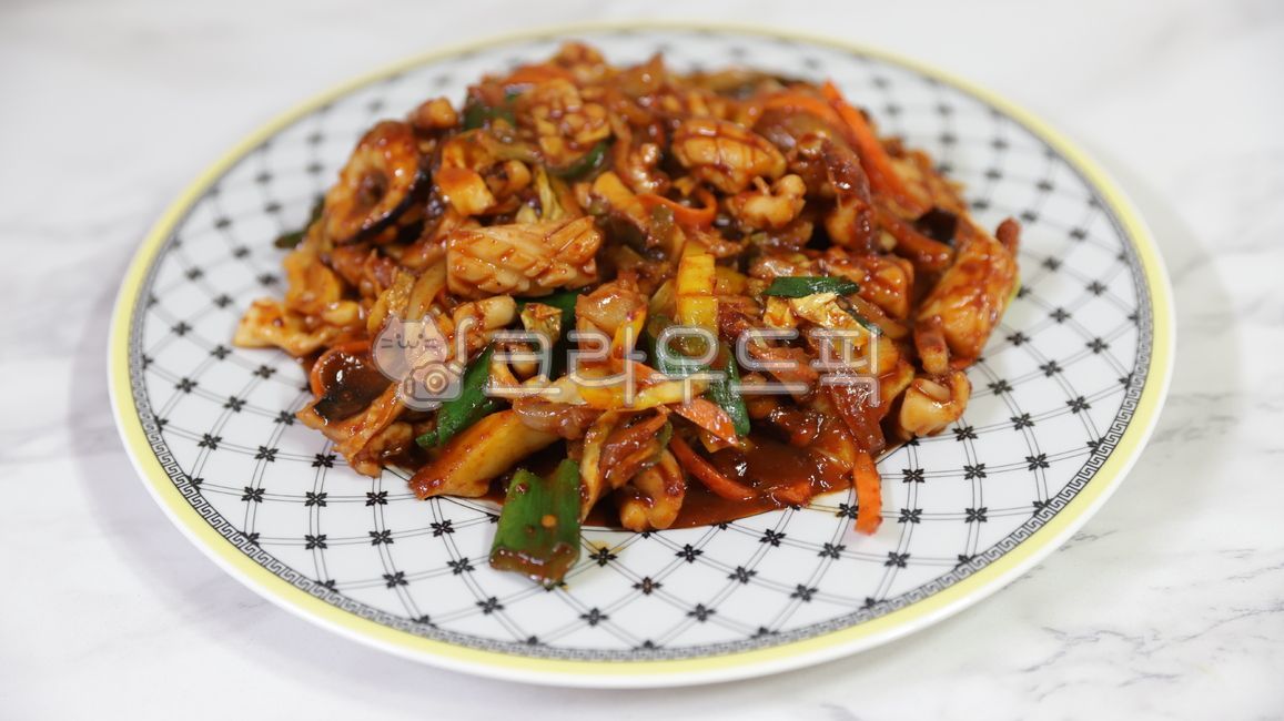 cabbage,onion,kdreancook,redpepperpaste,green onion,stirfriedfood,spicy,Stirfried squid,chili powder,calamari,koreancuisine,squid,Spicy,snack,plate,chili pepper paste,vegetable,stirfriedsquid,redpepperpowder,stirfried dishes,Korean food,ingredients,cookin