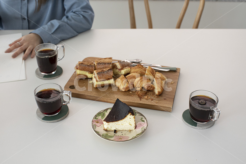 커피,바리스타,카페,주말,coffee,여유,사람,컵,인간,cafe,cup,brunch,bakery,빵,크로아상,빵집,베이커리,바게트,샌드위치