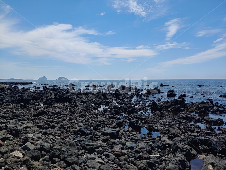 섬,바다,해안,하늘,파랑,sea,sky,cloud,blue,white,black,구름,그림자,비침,잔잔함,바위,검은,island