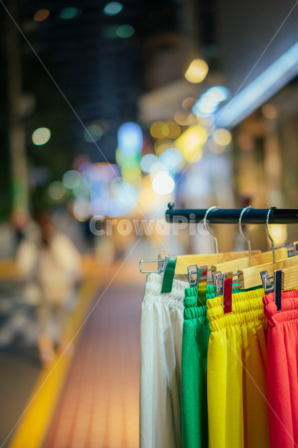 상점,삼원색,거리,상품,전시,컬러,밤,패션스타일,의상,fashion,style,쇼핑,shopping