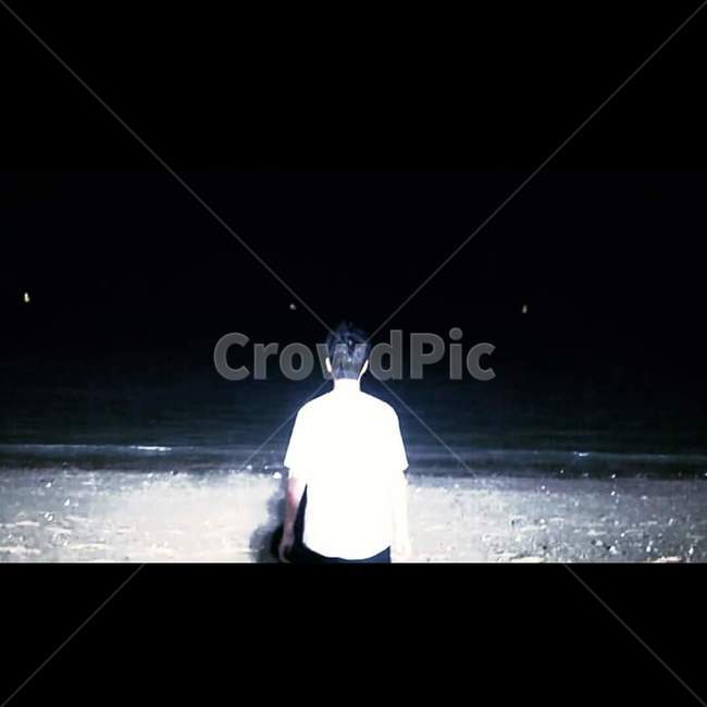 바다,인물,조명,파도,혼자,해변,바다,beach,sea,야경,밤,풍경,nightscape,night,landscape,사람,인물,인간,human,person,남성,남자,man,male,nature,자연,water,물,ocean,대양,outdoors,옥외