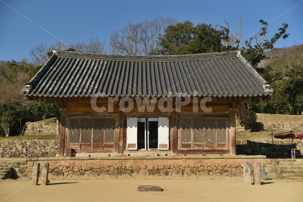 무위사,대웅전,사찰건축,맞배지붕,종교시설,목조건축,문화재,기념물,건물,기와,지붕,roof,건축물,건물외관,exterior,building,structure,architecture,construction