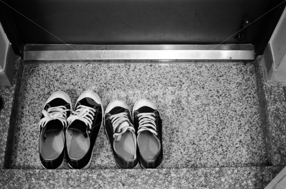 신발,흑백사진,커플,단화,shoes,footwear,컨버스,패션스타일,의상,fashion,style,흑백,모노톤,monochrome,black and white,사물,물건,오브젝트,thing,object,matter