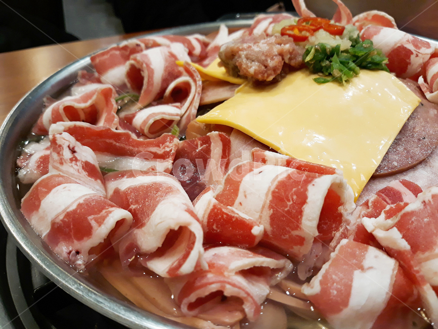 부대찌개,차돌박이,우삼겹,고기,전골,부대전골,햄,소시지,음식,찌개,korean,food,음식,식재료,요리,food,cook,meal,dishes,food reserves,육류,고기,meat