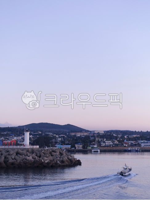 jeju sea,sea village,dawn sea,lighthouse,ship,jeju island,hallasan mountain,fishing boat,sea,fishing village,jeju,purple,dawn,village
