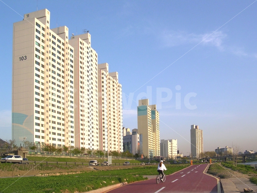 아파트,자전거,자전거전용도로,레포츠,스포츠,도시,건강,웰빙,apartment,leports,health,wellbeing,도시,풍경,city,landscape,사람,인물,인간,human,person,여성,여자,woman,female,lady,스포츠,레저,운동,sports,leisure,exercise,bike,vehicle,차량,bicycle,transportation,교통,시티,building,건물,urban,어반,town,high rise,고층 건물,apartment building
