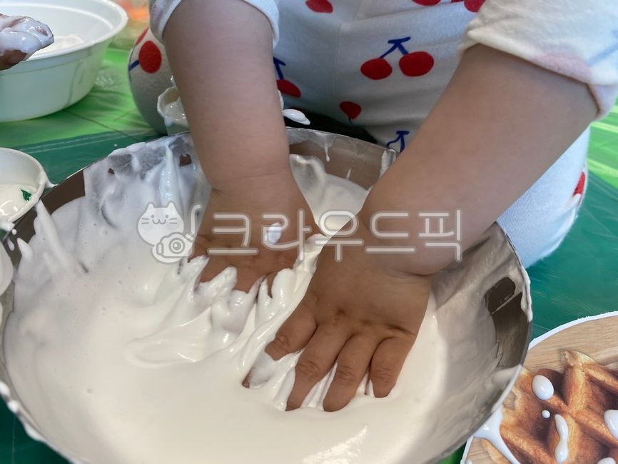 play,art play,whipping cream,Tactile play,Homemunsen,visiting art