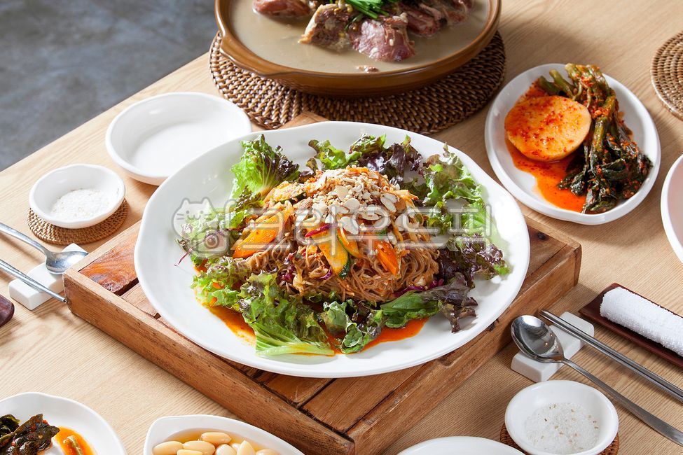막국수,메밀막국수,춘천막국수,당근,오이,야채,식재료,면,면음식,음식,트레이,원목트레이,소금,라탄,라탄트레이,접시받침,오리,오리백숙,백숙,백숙요리,건강식,영양식,보양식,상추,쟁반국수,메밀,메밀쟁반국수,춘천쟁반국수,먹거리,아몬드,땅콩,견과류,마늘,쟁반,수저받침,맛집,비빔국수,한식,음식,식재료,요리,food,cook,meal,dishes,food reserves