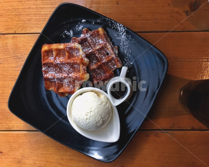 cafe,whaffle,brunch,coffee,icecream,dessert,wood,table,서울,까페,와플,브런치,아이스크림,커피,음식,음식,식재료,요리,food,cook,meal,dishes,food reserves,디저트,간식,후식,dessert,snack