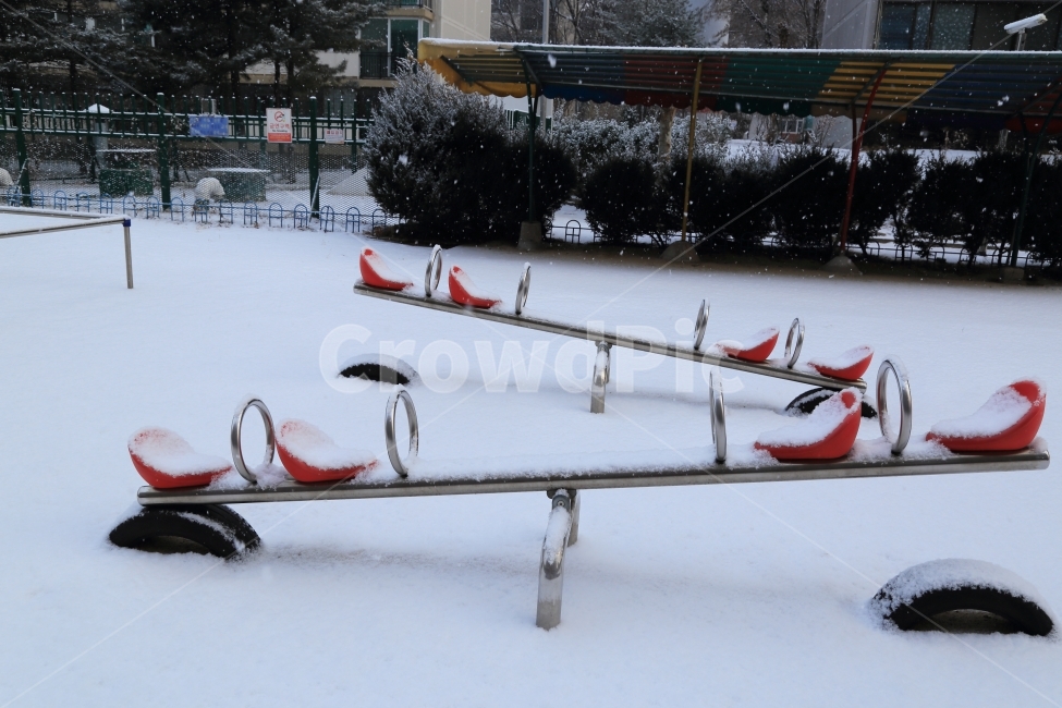 겨울,눈,놀이터,시소,아이들,어린이,놀이기구,휴일,동네,겨울,계절,winter,season,놀이공원,놀이동산,놀이터,amusement park,playground