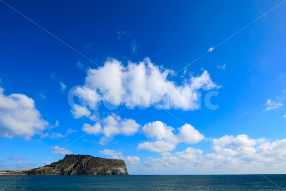 제주,제주도,여행,성산일출봉,해안,바다,구름,자연,풍경,nature,landscape,여름,계절,summer,season,제주도,jeju,jeju island,outdoors,옥외,land,땅,sea,ocean,대양,water,물,shoreline,해안선