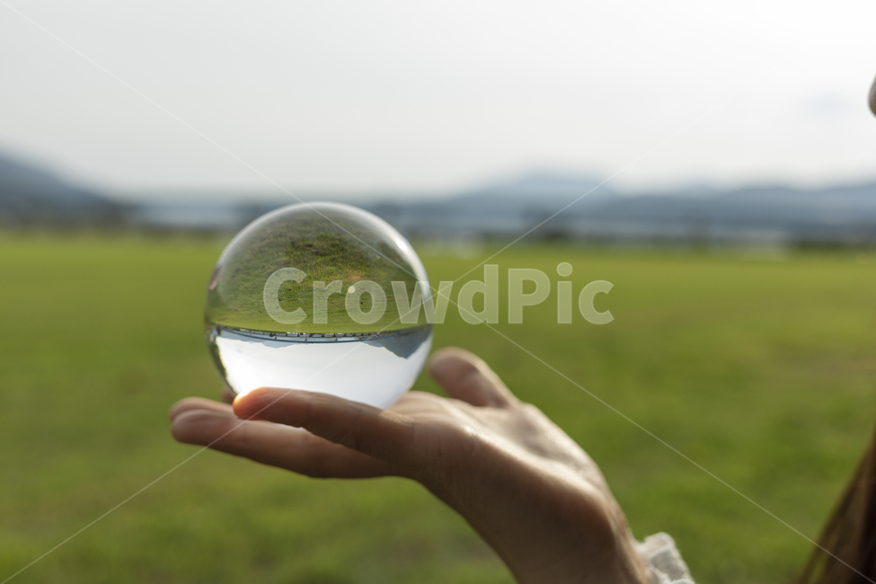자연,사람,신체,몸,손,인간,휴먼,풍경,구체,person,human,hand,ball,볼,공,수정구,수정,반영,nature,잔디,공원,여자손,여자,여성,그린,green,초록,outdoor,야외,closeup,근접촬영,people,푸른,푸르다,구슬,놀이,연출,컨셉,연출,컨셉,콘셉,direction,concept
