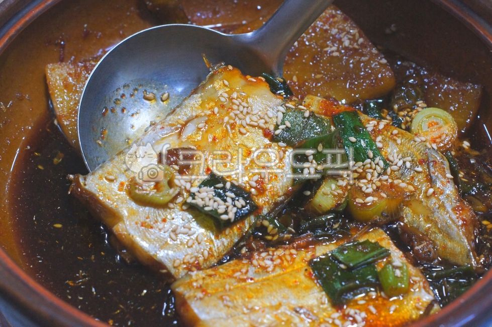 ,stewedjejubeltfish,plating,Braised cutlassfish,local food,fishdishes,Jeju local food,jejulocalfood,fishcuisin,galchijorim,Korean food,kfood,cooking,foodpresentation,seafood,food,braisedcutlassfish,fish dishes,Jeju braised cutlassfish,fish,Plating,localfo