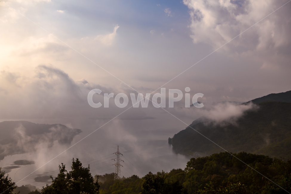 철탑,weather,nature,자연,outdoors,옥외,하천,두물머리,남한강,북한강,전기줄,전선,고압선,나무,tree,햇빛,빛,sunlight,강물,river,풍경,배경,호수,강,안개,안개낀,구름,운무,새벽,기후,기상,날씨,산,산맥,아침,구름낀,산하,light,fog,fogy,하늘,sky,자연,풍경,nature,landscape