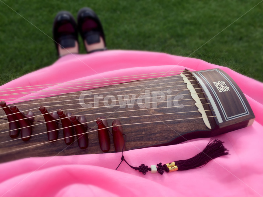 가야금,한복,전통악기,한국악기,악기,가야금줄,야외,공연,가야금연주,전통,소리,명주실,노리개,안족,한국전통,한국문화,korean traditional,korean culture,한복,한국전통의상,hanbok,korean traditional clothes,사람,인물,인간,human,person,여성,여자,woman,female,lady,악기,음향기기,musical instrument,musical equipment