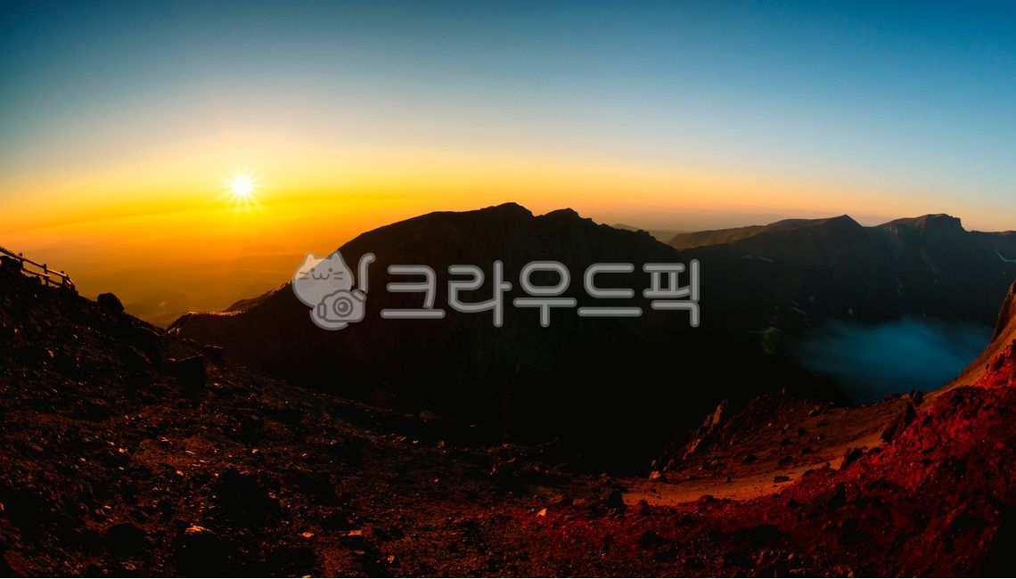 백두산,장백산,칼데라,칼데라호,칼데라호수,이도백하,관광명소,분화구,장엄한,웅장한,대자연,힐링,여행지,중국,북파,천지,천지연,호수,화산,활화산,휴화산,자연,풍경,산,북한,국경,물,파노라마,아시아,온천,온천수,화산암,하늘,맑음,절경,비경,신비한,신비로운,산맥,백두산천지,일출,일몰,노을,여명,햇살,햇빛,반영,플레어,flare,빛,light,nature