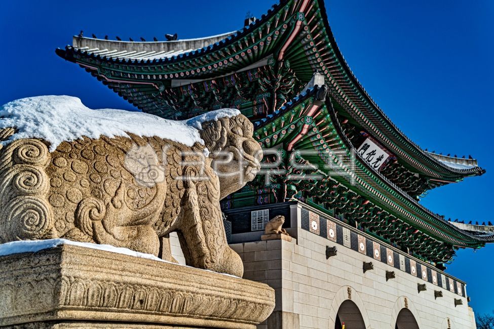 경복궁,광화문,종로,서울,한국,코리아,korea,seoul,한양도성,한국전통,한국문화,겨울,설경,winter,문화재,한국문화재,architecture,건축물,snowscene,snowylandscape,풍경,landscape,겨울풍경,winterscene,snow,해태,haetae,한옥,hanok,캐슬,castle,성문,성곽,성벽,castlegate,rampart