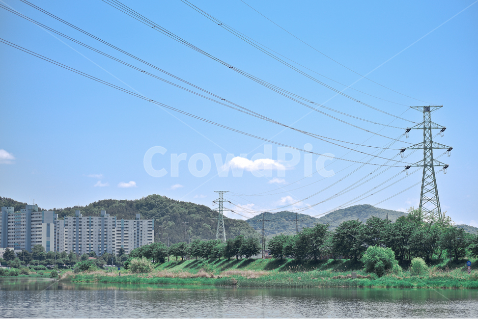 나무,하늘,송전탑,송전선,전기,파랑,전력,sky,tree,electricpower,산,mountain,cloud,구름,감성,sensible,feeling,색깔,색상,색채,색감,color sense,color sensitivity,feeling of color,산업,industry,industrial,에너지산업,energy industry,cable,케이블,power lines,전력선
