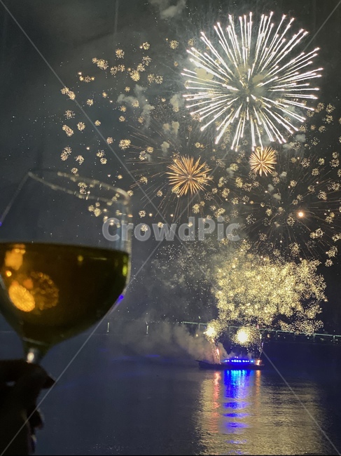 와인,와인잔,불꽃,불꽃축제,야경,파티,연말파티,야경,밤,풍경,nightscape,night,landscape,기념일,축하,anniversary,congratulation,celebrate,celebration,술,주류,alcohol