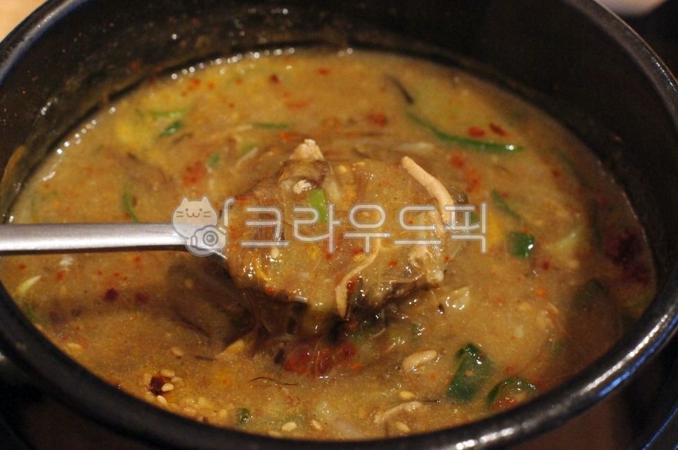 plating,soup,brackensoup,Jeju local food,brackenmeatstew,Bracken Haejangguk,reserves,bowl,food,pottery,porkstew,Meat soup and rice,meatsoup,bracken meat stew,earthen pot,Plating,earthenpot,cooking,hangoversoup,foodpresentation,Gukbap,ttukbaegi